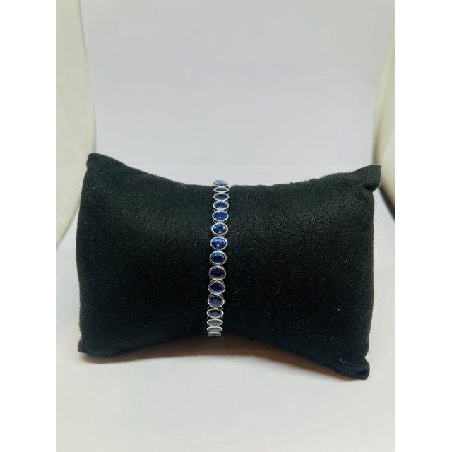 Early 21st Century Elegant 18k Gold Blue Sapphire Bracelet, 17.38 Carats For Sale - Image 5 of 10