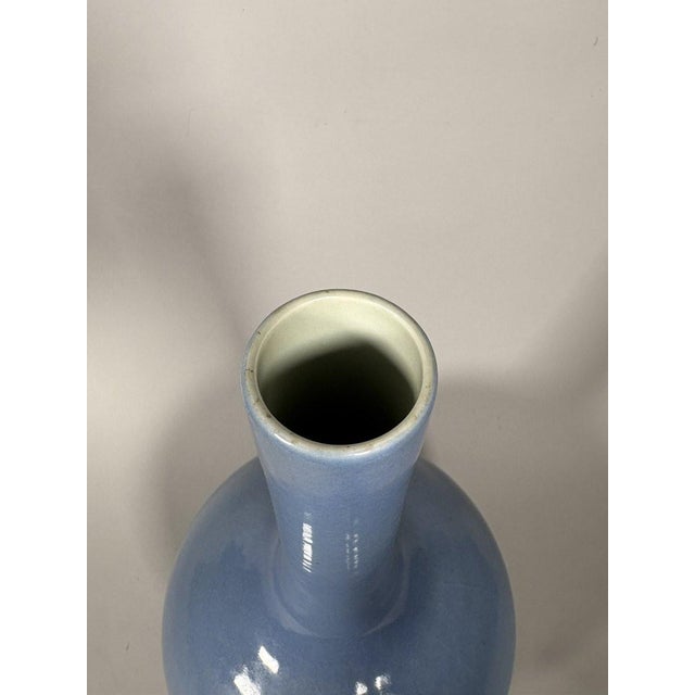 Asian Chinese lavender porcelain vase, Qianlong period (1736-1795). For Sale - Image 3 of 6