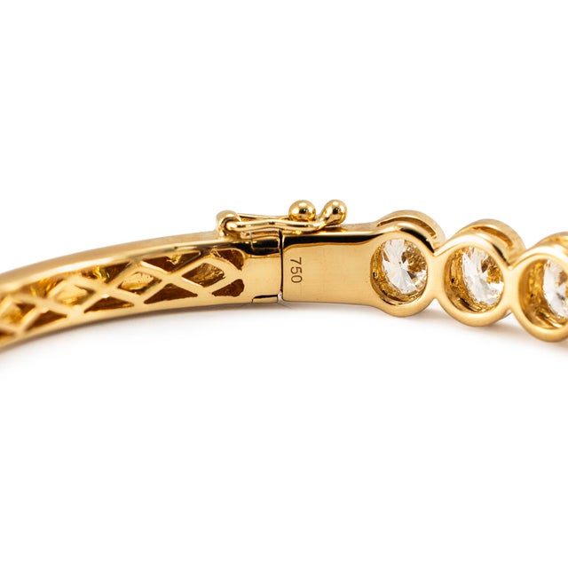 Metal 18k Yellow Gold 5.02ct Graduated Oval Bezel Diamond Hinged Bangle Bracelet For Sale - Image 7 of 8