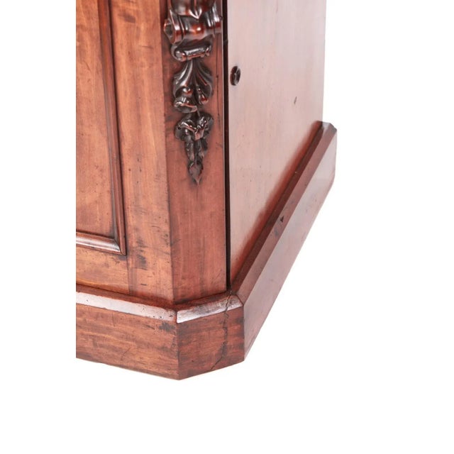 Quality 19th Century Victorian antique mahogany sideboard. It has a lovely quality mahogany top with three shaped frieze...