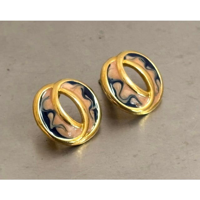 Postmodern 80s Gold Tone / Blue Swirl "O" Stud Earrings For Sale - Image 3 of 4