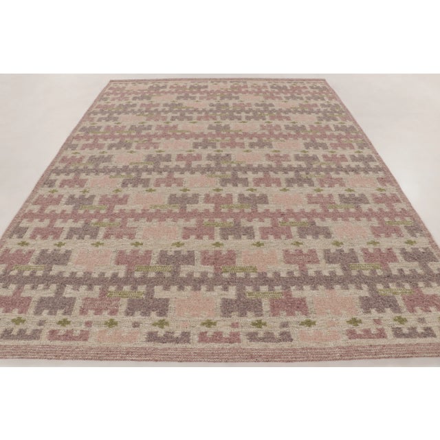 Handwoven in premium wool, this oversized 9x12 flatweave is a vibrant and inviting new addition to Rug & Kilim’s...