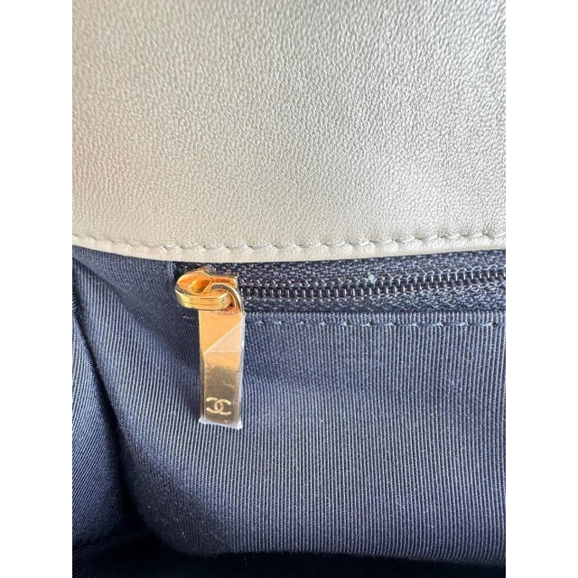 Chanel Boy Bag Cream and Gold Lambskin Leather With Red Clasp and Strap For Sale In Los Angeles - Image 6 of 7