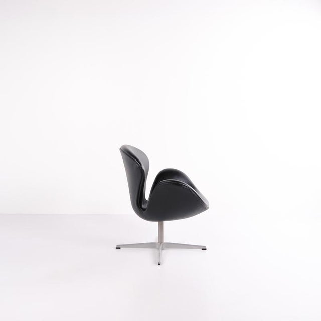 Swan Chair in Black Elegance Leather by Arne Jacobsen for Fritz Hansen, 2002 For Sale - Image 3 of 14