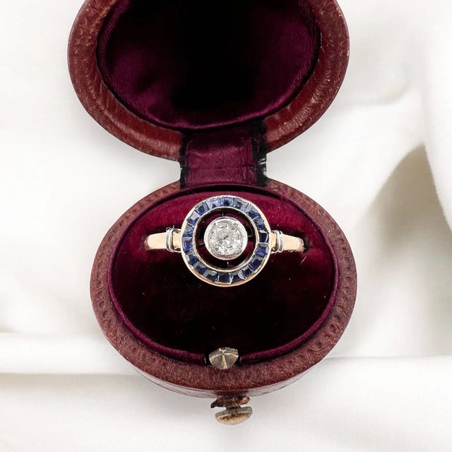 Vintage ring in 18 carat (750 thousandths) yellow and white gold. It is decorated with a central old-cut diamond of...