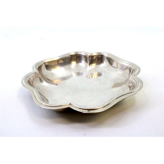 Clover-Shaped Silver Ring with Surrounding Strips For Sale - Image 5 of 7