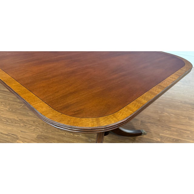 2020s Traditional Georgian Style Satinwood Banded Mahogany Dining Table by Leighton Hall - Showroom Sample For Sale - Image 5 of 18