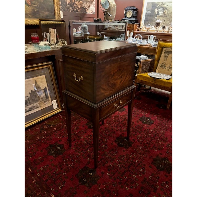 1960s Henkel Harris Solid Mahogany Federal Style Liquor Cabinet / Cellarette [Lj] For Sale In Seattle - Image 6 of 9