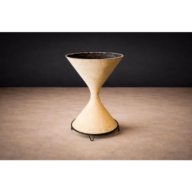 Mid-Century Modern Hour-Glass shaped Planter in Fiber Cement with Iron Base, Willy Guhl, 1960s - Lot 857 For Sale - Image 3 of 11