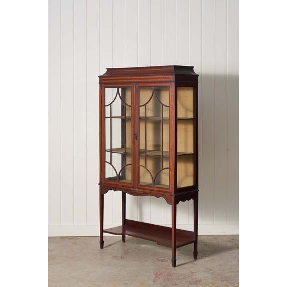 Traditional 1910s Edwardian Sheraton Revival Mahogany Glass Front Display Case on Spade Legs For Sale - Image 3 of 11