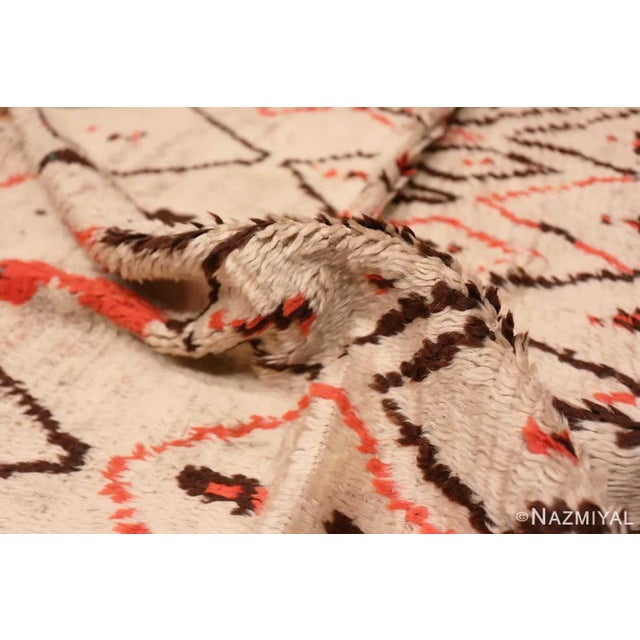 Nazmiyal Collection White and Red Vintage Moroccan Kilim Rug For Sale In New York - Image 6 of 7