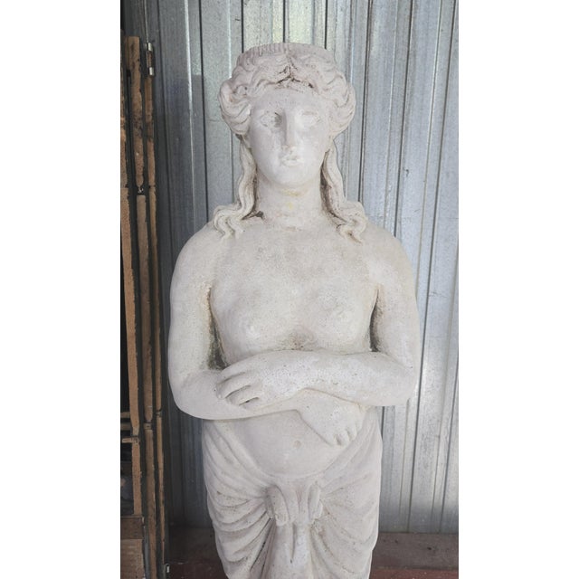 Large reconstituted stone garden statue – Antique-style female figure (mid-20th century) Important garden statue depicting...