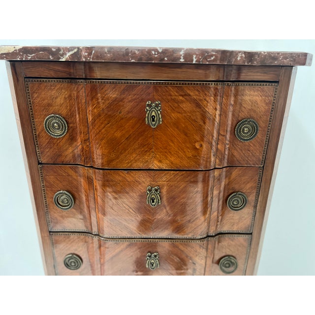 2000 - 2009 20th Century Transition Chest of Drawers in Elm and Amaranth Veneer For Sale - Image 5 of 17