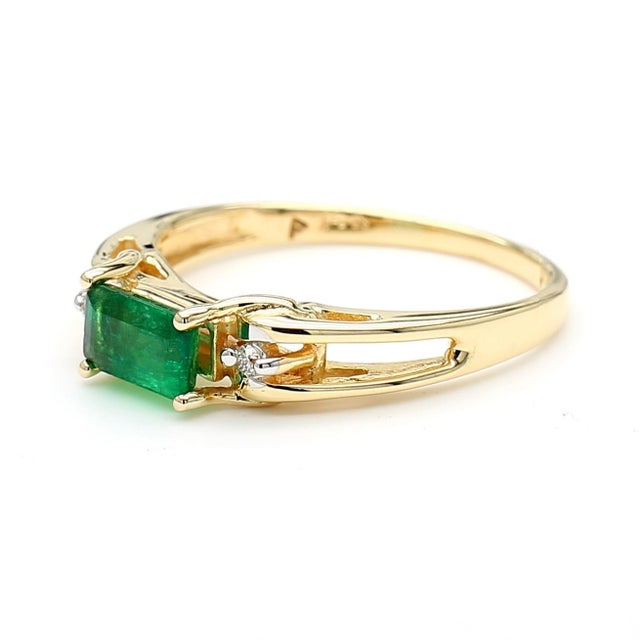 Modern 0.65 Carat Emerald 14k Gold Two Row Open Gap Band Ring, Size 7 For Sale - Image 3 of 11