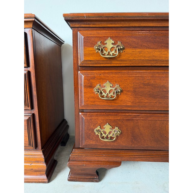 Vintage Chippendale-Style Mahogany Three-Drawer Nightstands – A Pair For Sale - Image 4 of 13