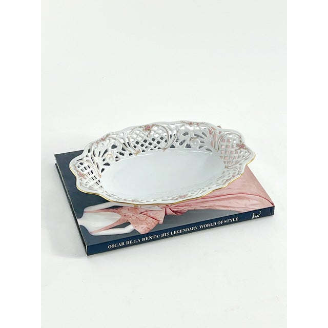 White Vintage Oscar De La Renta Rose Reticulated Fine China Mint Dish or Bowl For Sale - Image 8 of 9