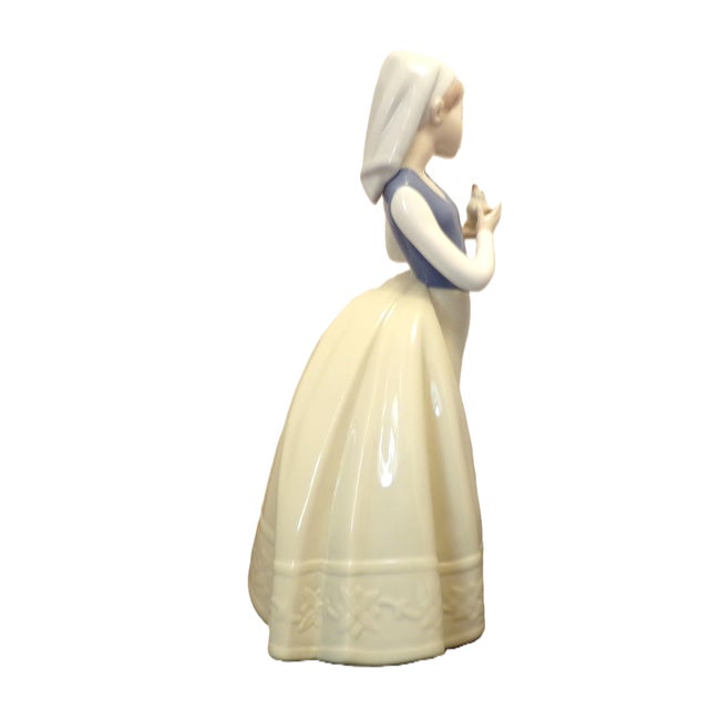 Spanish 1990s Lladro Nao Large (11 Inch) Figurine, "Girl With Bird", or "Feathered Friend", #1264 For Sale - Image 3 of 7