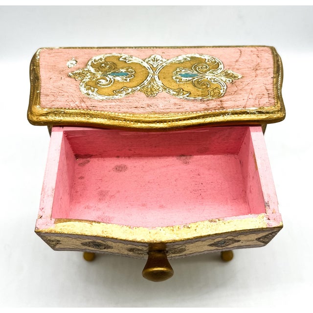 Mid Century Italian Florentine Pink & Giltwood Jewelry 3-Drawer Chest Box – Rococo / Hollywood Regency For Sale - Image 13 of 14
