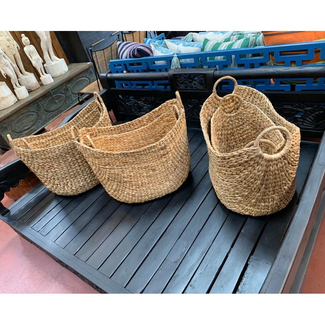 Handle scoop basket set of two pieces in hand-woven water hyacinth. Beautiful decorative storage pieces great for any...