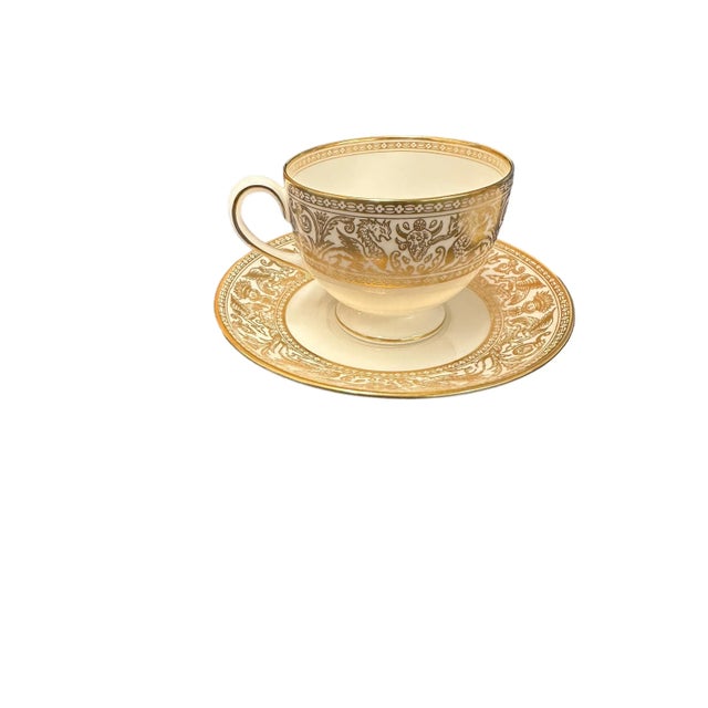 English Vintage Wedgwood Gold Florentine Bone China Leigh Shaped Footed Cups and Saucers for Two - 4 Pieces For Sale - Image 3 of 10