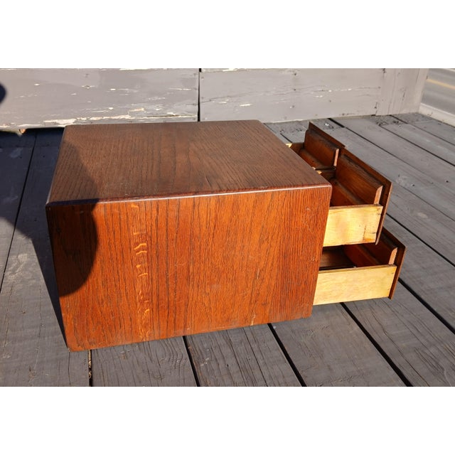 Antique 1920s Quarter Sawn Oak 4-Drawer Desktop File Cabinet For Sale In Cleveland - Image 6 of 17