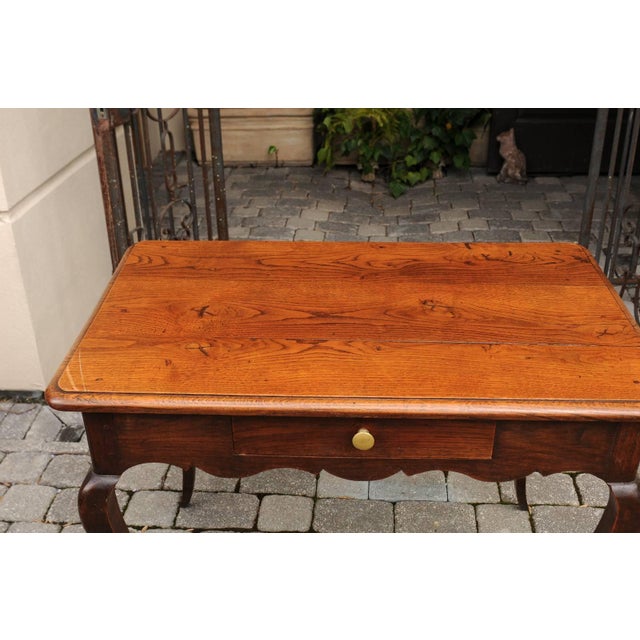 Early 19th Century French, 1820s Louis XV Style Oak Side Table with Single Drawer and Cabriole Legs For Sale - Image 5 of 10