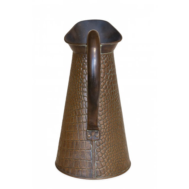 English Antique Joseph Sankey & Sons Hammered Copper Pitcher — Croc-Skin Pattern, C. 1900–1920 For Sale - Image 3 of 4