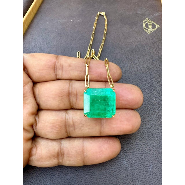 Vintage GIA Certified 20 Ct Emerald cut Colombian Emerald Necklace 18 Kt Y Gold For Sale - Image 18 of 18