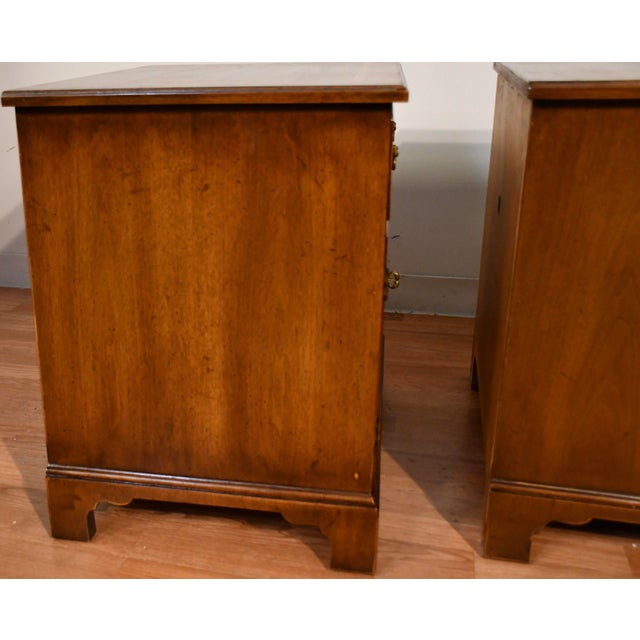 Henredon 18th Century Portfolio Mahogany Banded Satinwood Pair of Nightstands / Bedside Tables, 2 Pieces For Sale - Image 14 of 18