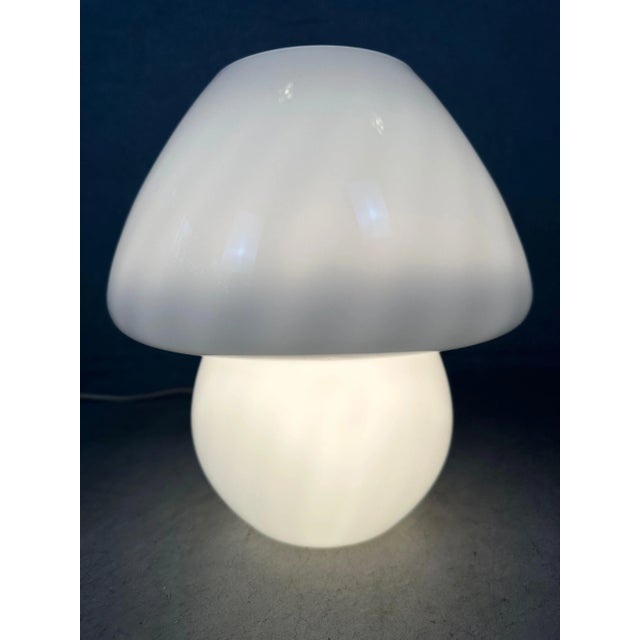 Vintage mushroom lamp with a swirl effect. Glass in perfect condition. A lovely effect when lit. Height: 26cm. Diameter:...
