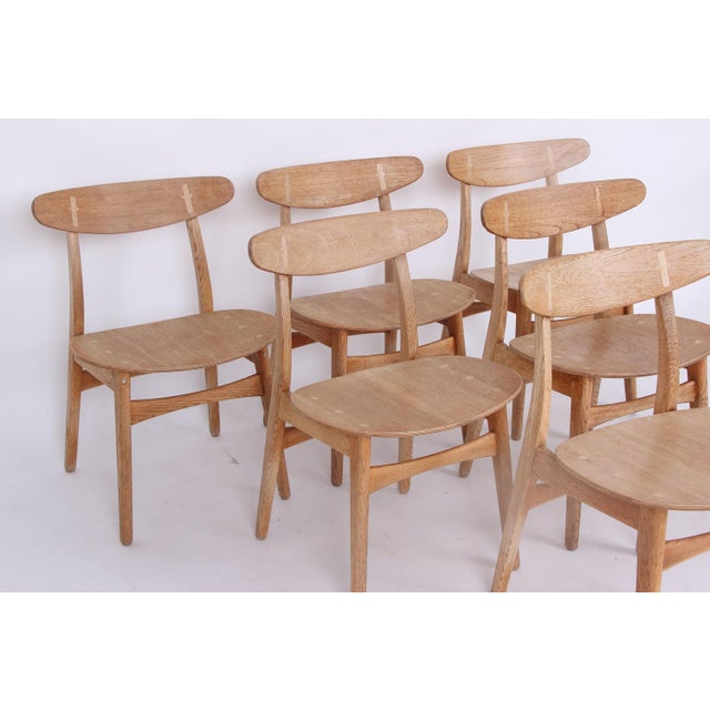 6 beautiful dining table chairs, model CH30 in oak, with many beautiful details. Seat and backrest made of wood, also with...