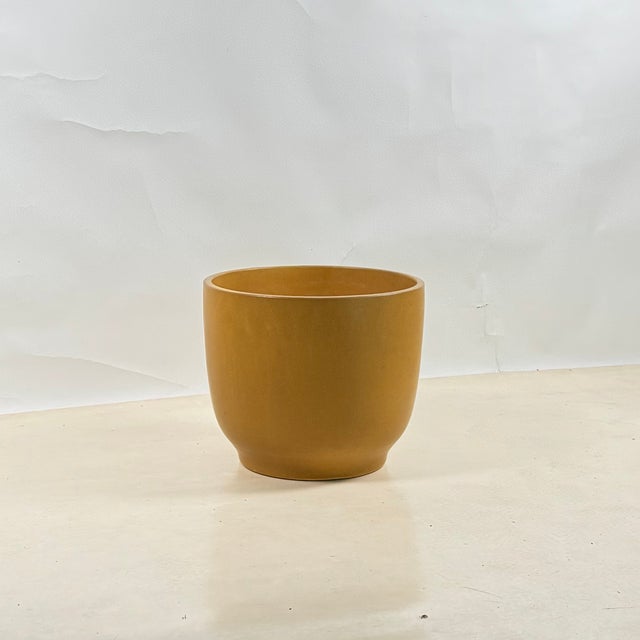 Modern 1960s Impeccable Mustard or Ochre Glazed Ceramic Planter by Gainey Ceramics For Sale - Image 3 of 9
