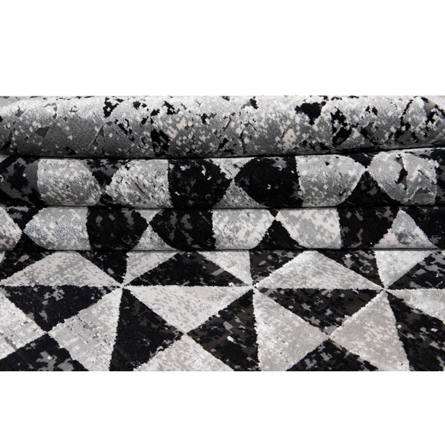 Gray Modern Wool and Silk Rug With Abstract Design For Sale In New York - Image 6 of 11