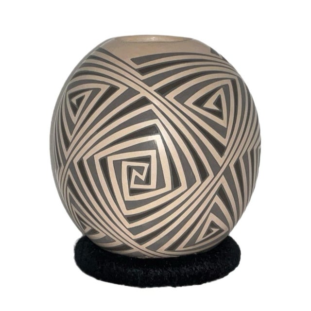 Mexican Mata Ortiz Eye Dazzler Olla / Pot / Vase - Signed by Edmundo Lopez For Sale - Image 3 of 6
