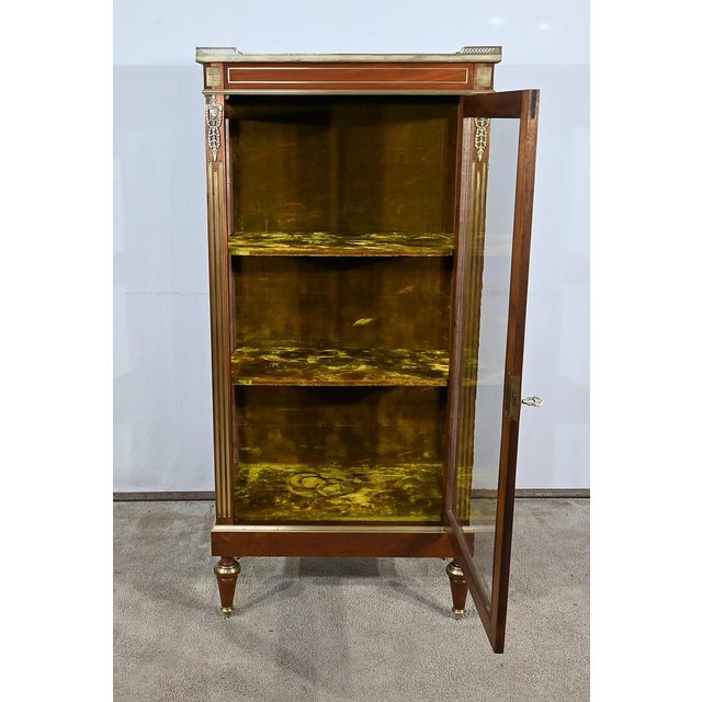 Small Vintage Mahogany Showcase For Sale - Image 13 of 18