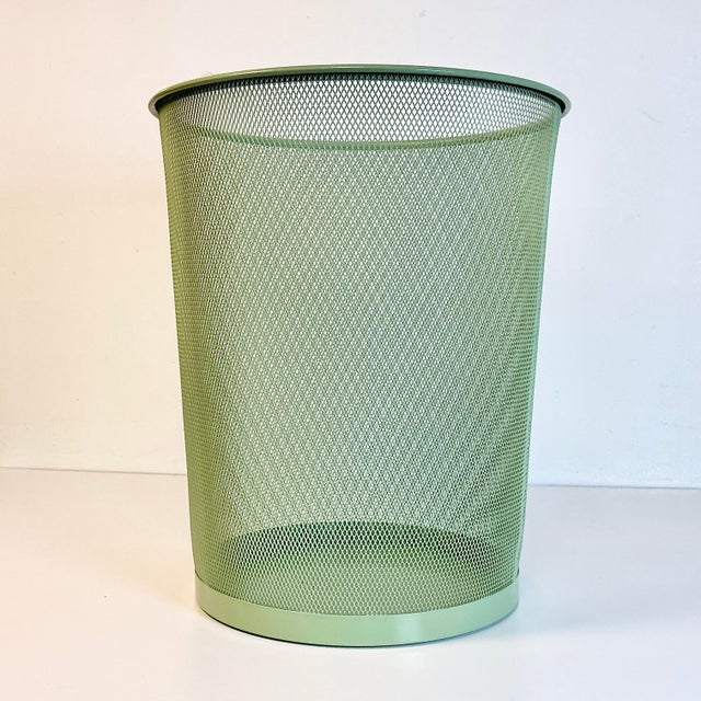 Thus is a great office wastebasket from the 1990s. The metal mesh design in finished in a soft Sage green. The wastebasket...