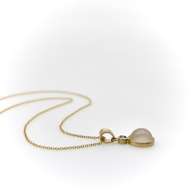 1990s 1990s 14k Gold Moonstone Cabochon and Sapphire Pendant Necklace For Sale - Image 5 of 8