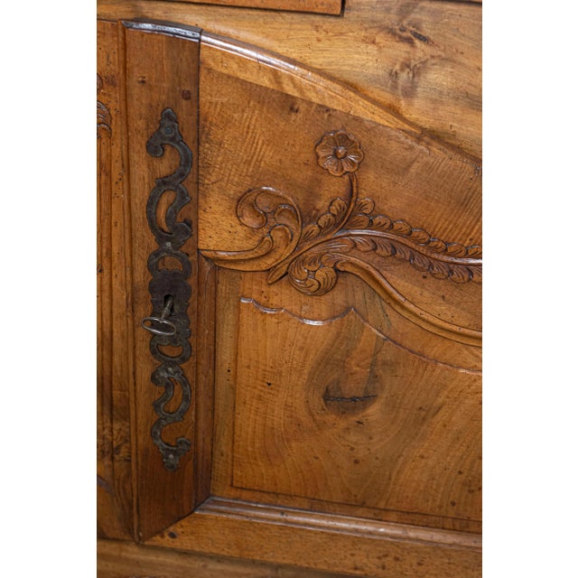 French 1750s Louis XV Walnut Floral Buffet à Deux-Corps from the Loire Valley For Sale - Image 12 of 12