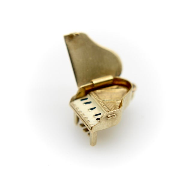 Everyone seems to love mechanical charms—they bring up the nostalgia of childhood and there is something magical about a...