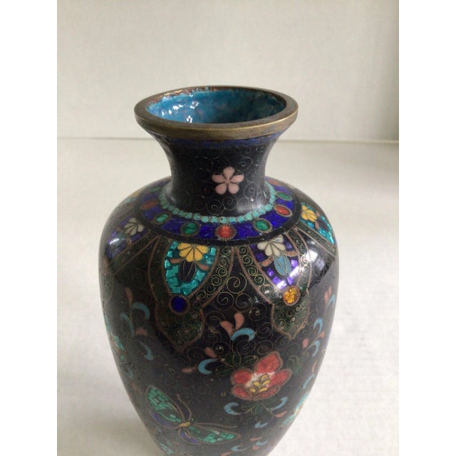 Chinese 1920s Cloisonné Vase With Flowers and Butterflies For Sale - Image 3 of 6