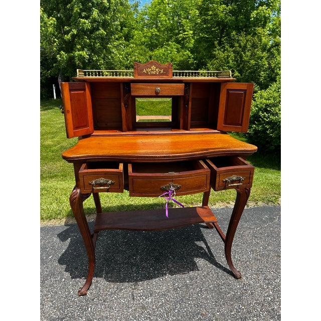 This dainty antique parlor writing desk has detail for any entry way or room you place it into. Mahogany wood Key...
