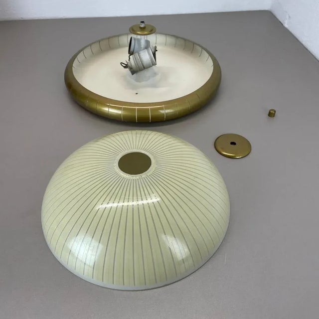 Round Metal Wall Light in the style of Gio Ponti, 1950s For Sale - Image 12 of 18