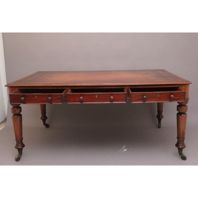 A lovely quality mid 19th Century antique mahogany partners writing desk / table, the moulded edge top with mahogany...