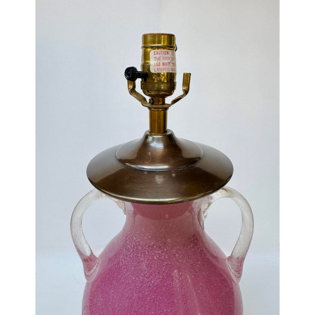 Mid-Century Modern 1980s Chapman Pink Glass Urn Table Lamp With Clear Handles For Sale - Image 3 of 16