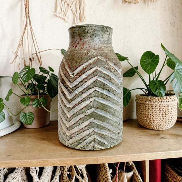 Elevate your home decor with this Rustic Blue Green Ceramic Carved Texture Table Vase, a stunning piece that combines...