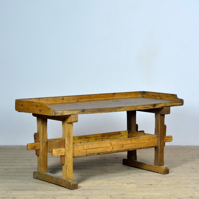 This workbench, crafted circa 1900, combines the robustness of oak with the warm appearance of pine. The piece displays an...
