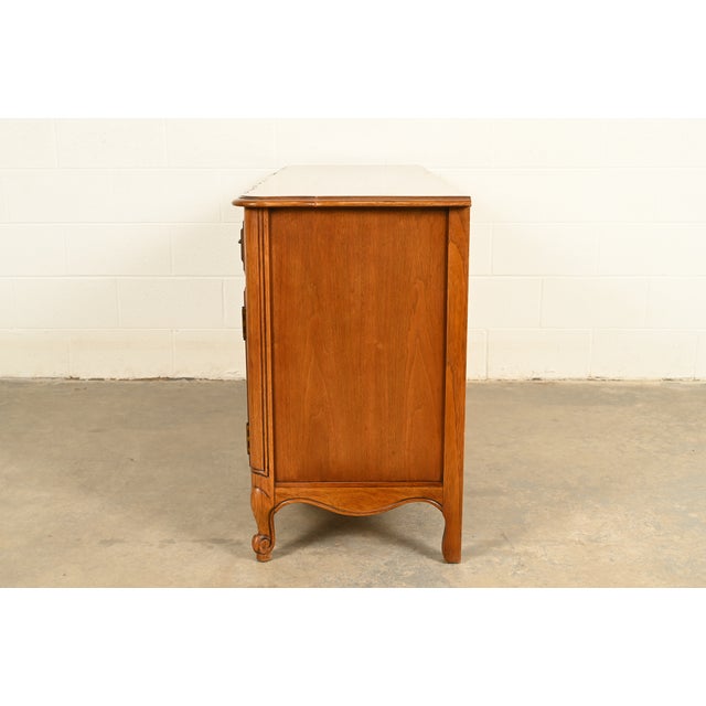 Thomasville French Provincial Louis XV Carved Walnut Sideboard Credenza, Circa 1970s For Sale - Image 14 of 16