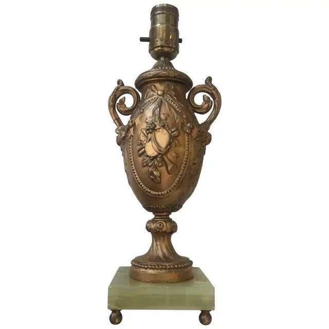 1950s Hollywood Regency Style Goldtone Spelter Urn Table Lamp on Marble Base For Sale In Los Angeles - Image 6 of 6