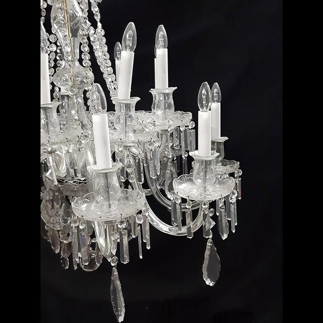 Transparent Murano glass chandelier from the early 1900s. Arrangement with ground and faceted lead crystals, tied into an...