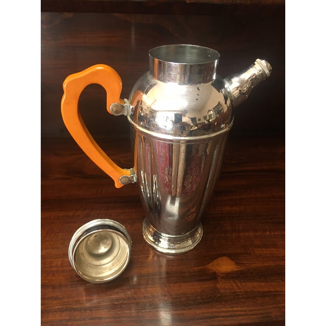 1930s Art Deco Chromium Cocktail Shaker Serving Set W/Butterscotch Bakelite Handles For Sale - Image 4 of 10